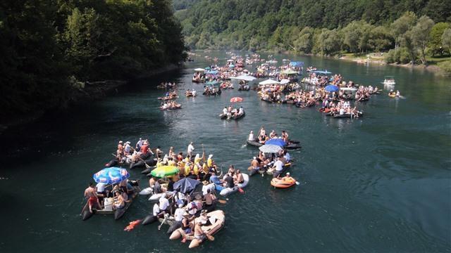 Отель Tri Sesira Ljubovija Экстерьер фото